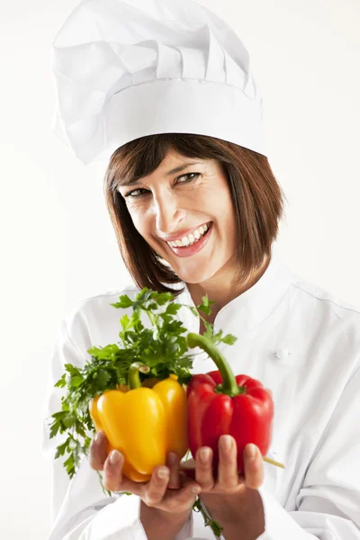 性格开朗的女厨师与蔬菜 — 图库照片