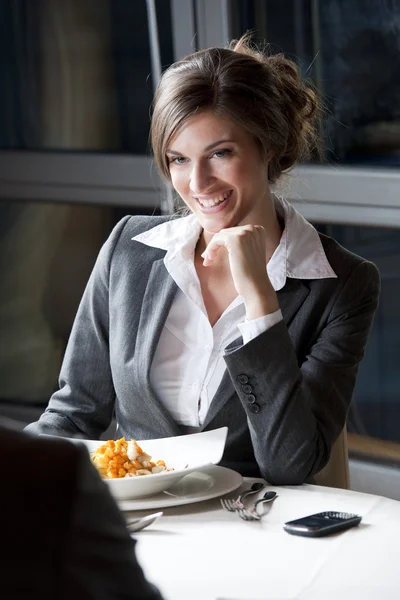 Zakenvrouw in het restaurant — Stockfoto