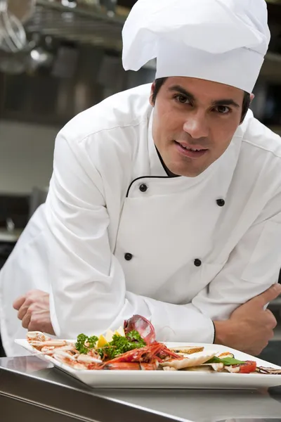 Chef masculino en el restaurante — Foto de Stock
