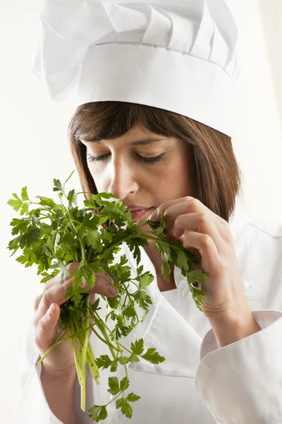 Femmina chef odore di prezzemolo — Foto Stock