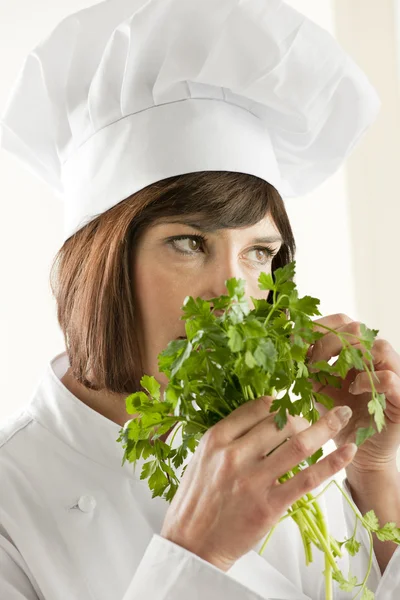 Femmina chef odore di prezzemolo — Foto Stock