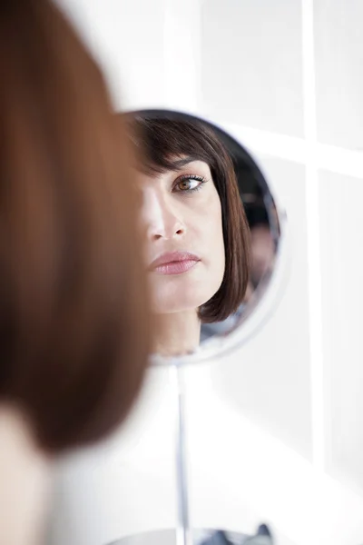 Жінка у дзеркалі — стокове фото