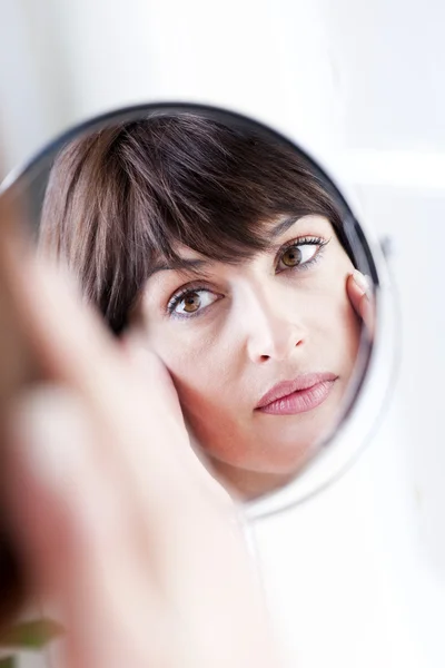Женщина в зеркале — стоковое фото