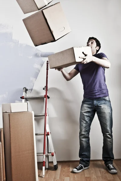 Homem transportando caixas empilhadas — Fotografia de Stock