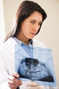 x-ışını inceleyerek kadın dişçi portresi
