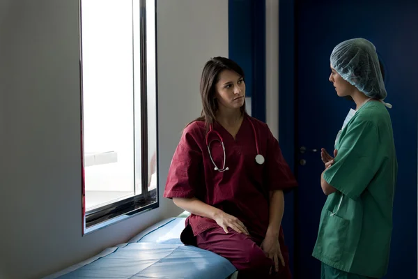 Kadın Cerrahlar Oepration Önce Danışmanlık — Stok fotoğraf