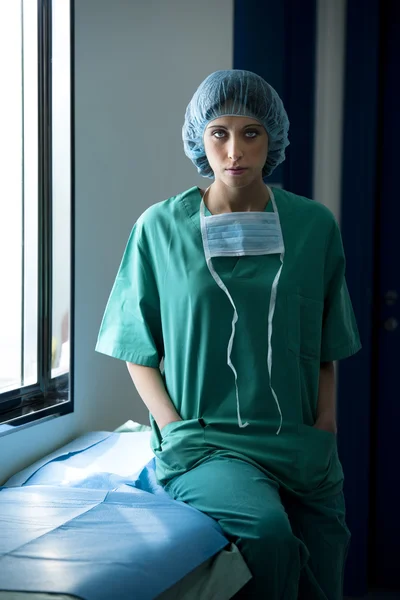 Porträtt Kvinnlig Kirurg Vilar — Stockfoto