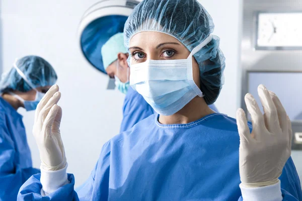 Kadın Cerrah Işlemi Arka Planda Portresi — Stok fotoğraf