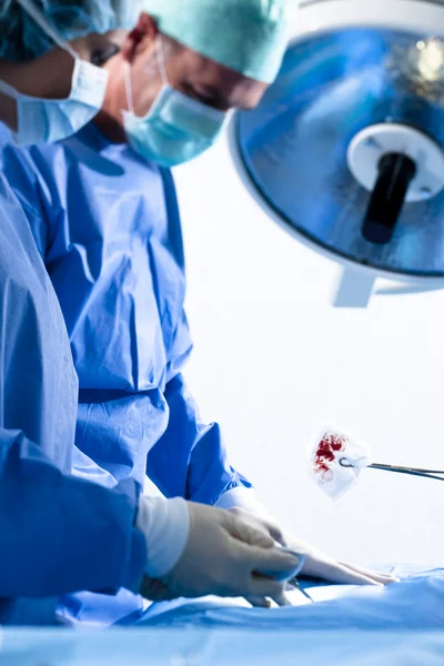 Два Хирурга Оперируют Крупным Планом — стоковое фото