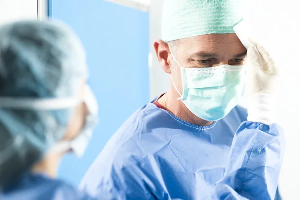 Χειρουργοί Εργάζονται Στο Χειρουργείο — Φωτογραφία Αρχείου