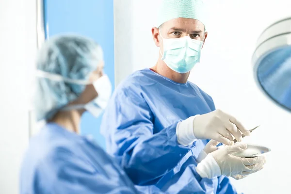 Χειρουργοί Εργάζονται Στο Χειρουργείο — Φωτογραφία Αρχείου