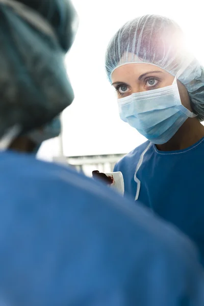 Χειρουργοί κατά την εργασία — Φωτογραφία Αρχείου