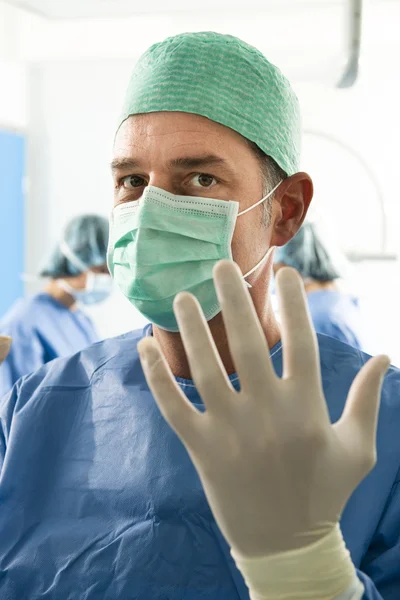 Портрет хирурга-мужчины за работой — стоковое фото