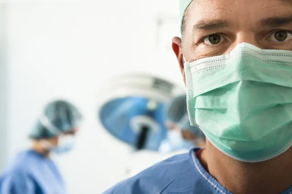 Porträt eines männlichen Chirurgen bei der Arbeit — Stockfoto