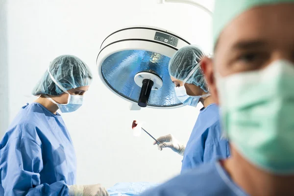 Πορτρέτο του ένα αρσενικό Χειρουργός στην εργασία — Φωτογραφία Αρχείου