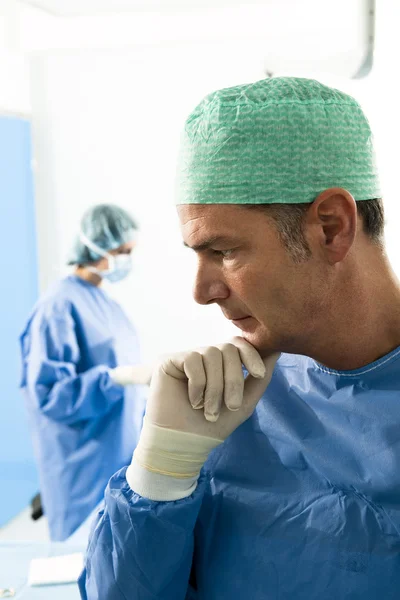 Πορτρέτο Του Ένα Αρσενικό Χειρουργού Στο Παρασκήνιο — Φωτογραφία Αρχείου