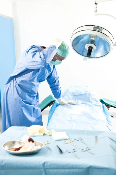 Besorgter Chirurg Operationssaal — Stockfoto