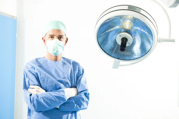 Πορτρέτο Του Ένα Αρσενικό Χειρουργός Μέσα Στο Χειρουργείο — Φωτογραφία Αρχείου