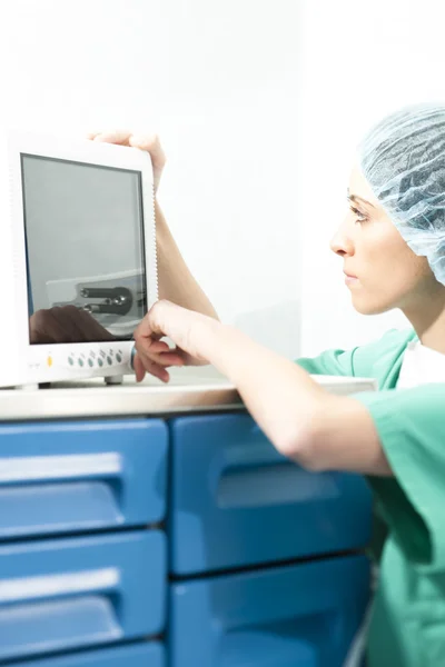 Cirujano Femenino Usando Monitor Quirófano —  Fotos de Stock
