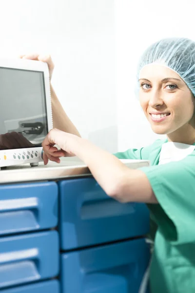 Cirujano Femenino Usando Monitor Quirófano — Foto de Stock