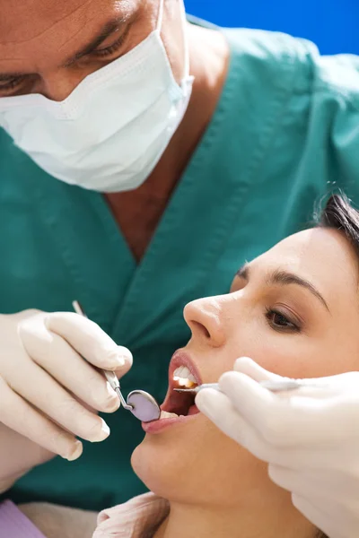 Junge Frau Wird Zahnärztlich Versorgt — Stockfoto