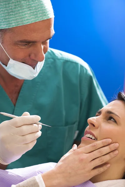Стоматолог с пациентом — стоковое фото