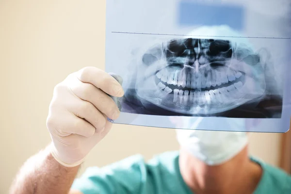 Primer Plano Del Dentista Examinando Rayos — Foto de Stock