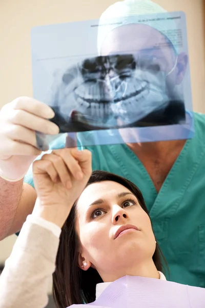 展示给他的病人的 射线的牙医 — 图库照片