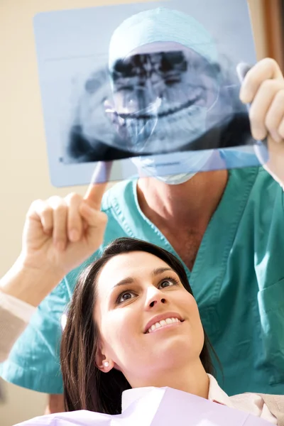 Tandläkare med patient — Stockfoto