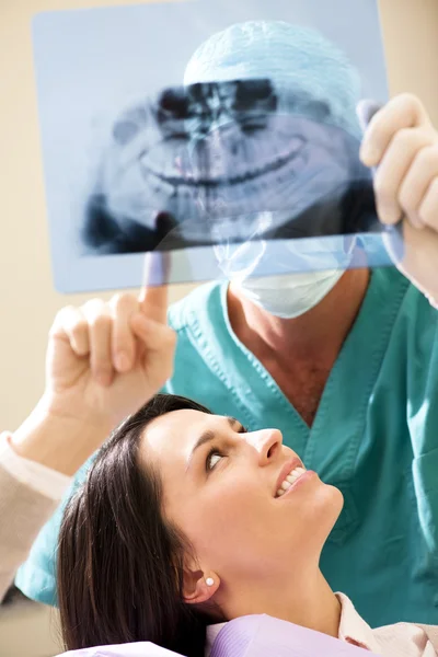 Dentista com paciente — Fotografia de Stock