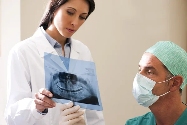 Zahnarzt untersucht Röntgenbild — Stockfoto