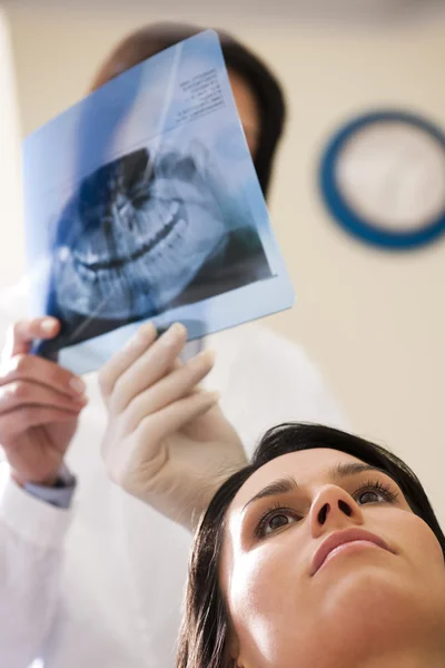 展示给他的病人的 射线的牙医 — 图库照片
