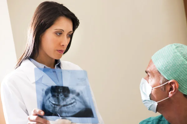 Deux Dentistes Examinent Radiographie — Photo