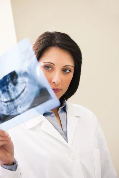 Dentista examinando rayos X — Foto de Stock