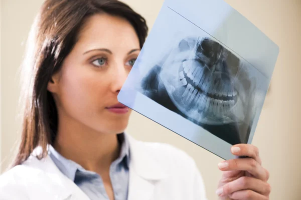 Portrait Une Dentiste Examinant Une Radiographie — Photo
