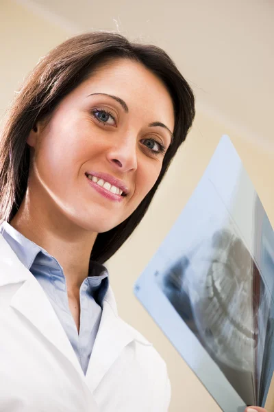 Retrato Uma Dentista Feminina Examinando Raio — Fotografia de Stock