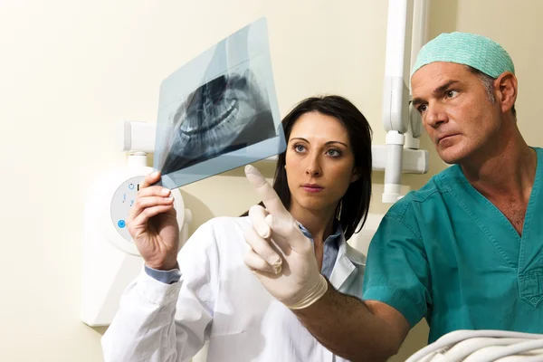 Dos Dentistas Examinando Rayos —  Fotos de Stock