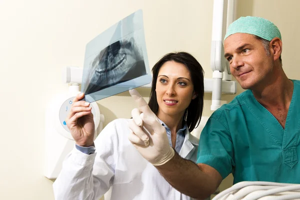Dos Dentistas Examinando Rayos — Foto de Stock