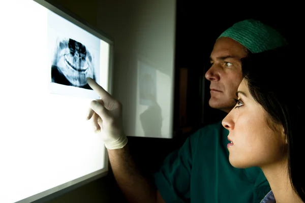 Два Стоматолога Осматривают Рентген — стоковое фото