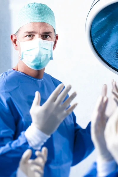Chirurgo maschile al lavoro Foto Stock