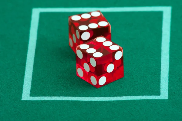 Pair of dice on casino felt — Stock Photo, Image
