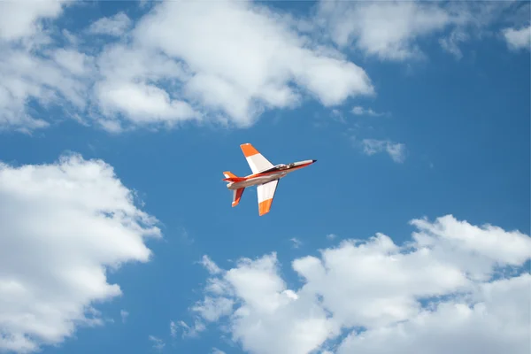 Echte straalvliegtuig, externe rc tegen blauwe hemel — Stockfoto