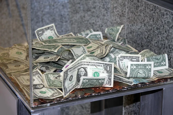 Pieniądze w oknie wpłaty — Zdjęcie stockowe
