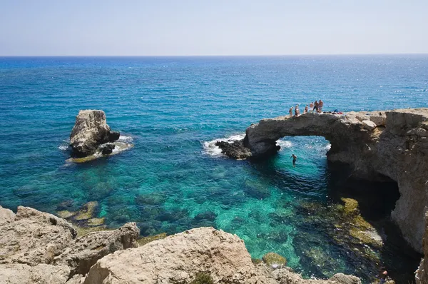 Скелясті арку в море на Кіпрі поблизу Айя-Напа Ліцензійні Стокові Фото