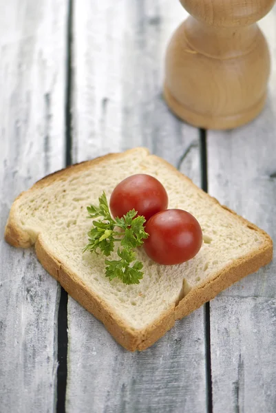 Comida preparada dos tomates en tostadas —  Fotos de Stock