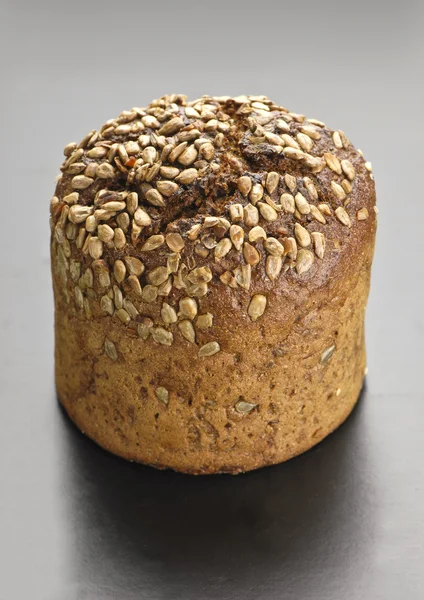 Pan integral con semillas de girasol sobre mesa negra Fotos De Stock Sin Royalties Gratis