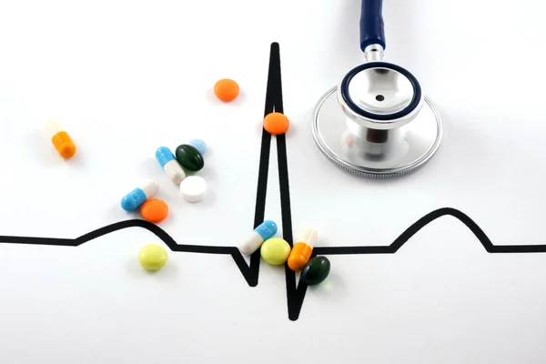 Stetoskop liggande på EKG-diagram — Stockfoto