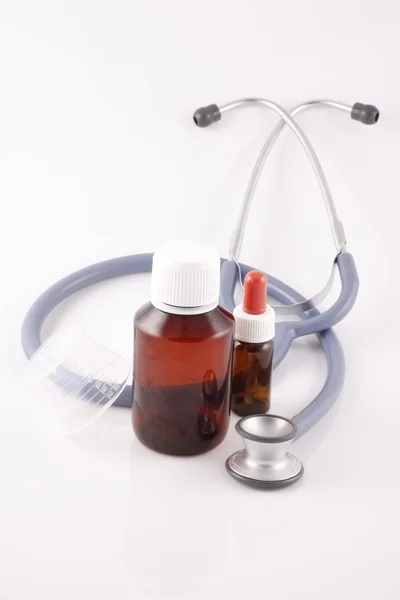 Stetoskop i butelki — Zdjęcie stockowe