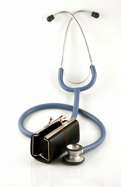 Bolso médico marrón con estetoscopio — Foto de Stock