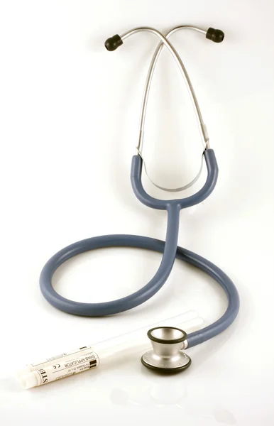 Stetoskop i probówki — Zdjęcie stockowe